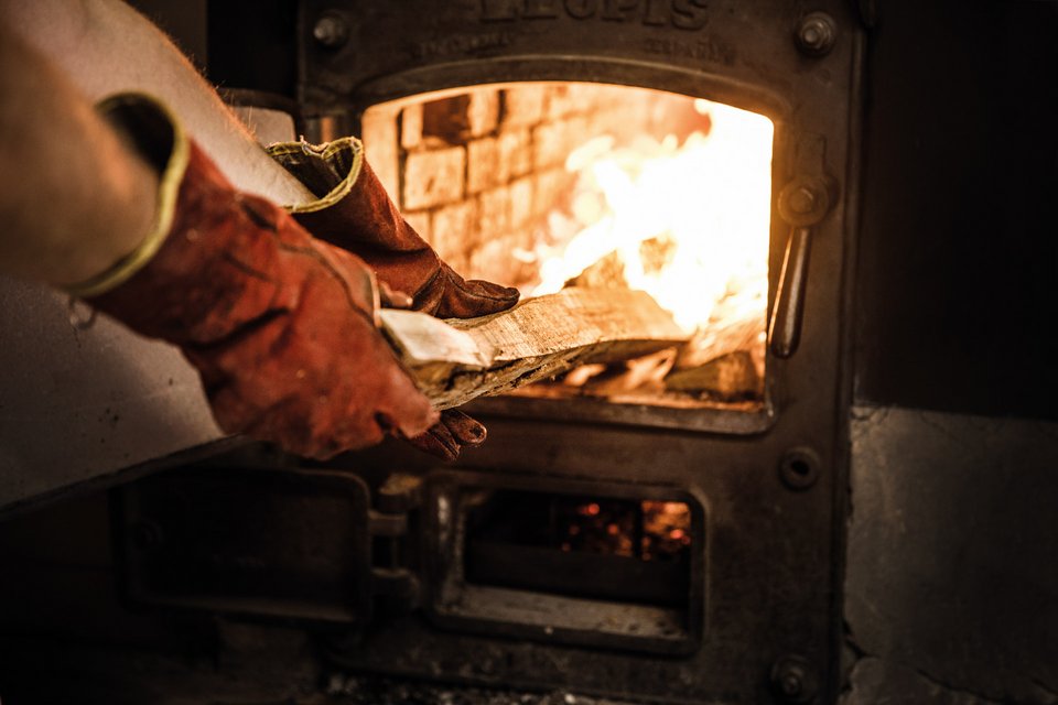 Holzofen, Holz wird reingeschoben